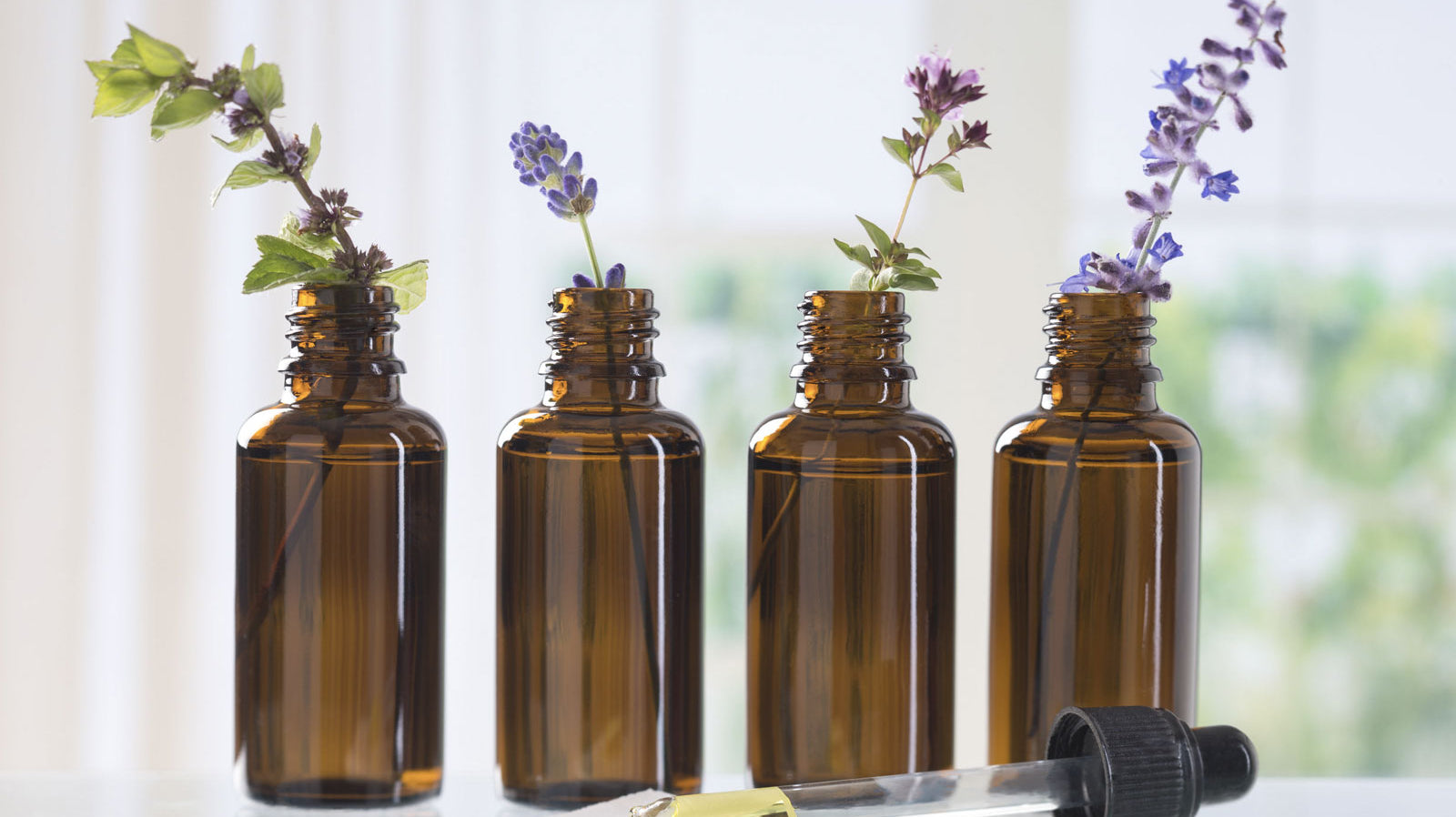 3 Essential Oils to Replace Your Beauty Routine