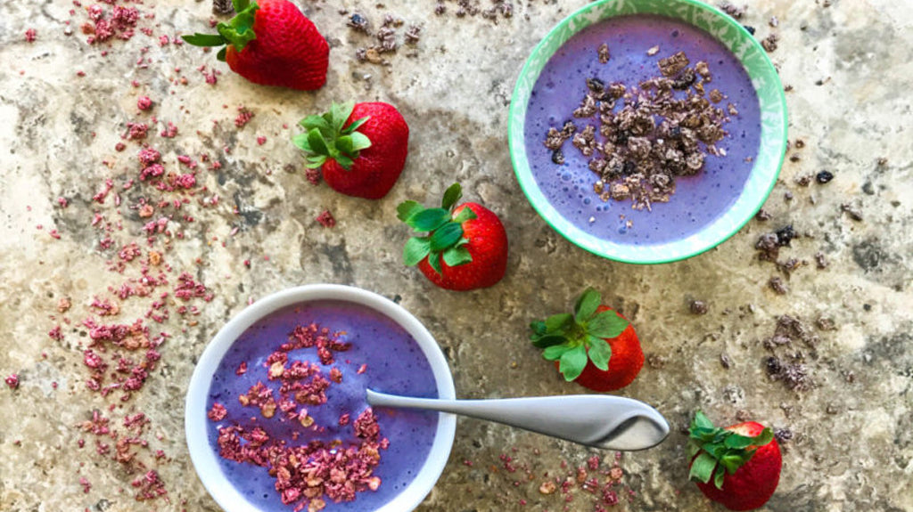 Meatless Monday: Smoothie Bowl with Salad Power Green Juice